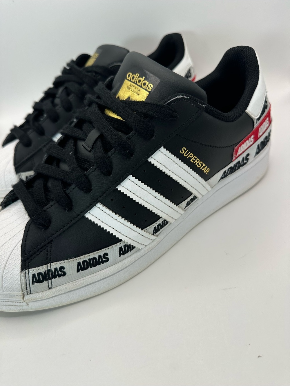 Adidas Superstar FX5559 Men's 11
Athletic Shoes Black White Graphic
Sneakers